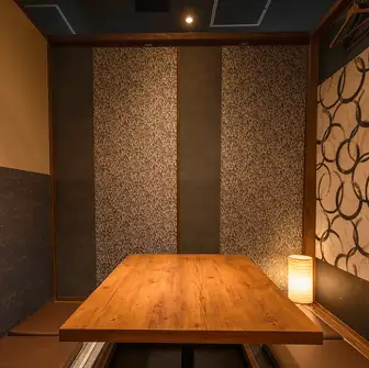 【2名様からOK◆大小様々個室空間ご用意有り◆】モダンテイストのオシャレなプライベート個室をご用意◎最小2名様よりご利用可★周囲を気にせず落ち着きながらお食事ができる空間になっております！仲間内のお気軽飲み会や、歓迎会や送別会、デート、サプライズにもどうぞ★