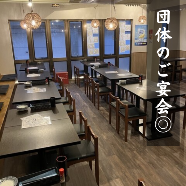 店内はテーブル席を多くご用意しております！広々と開放的な雰囲気で、天井から吊るされた可愛らしい照明もアクセント♪テーブル席は2名～6名まで着席可能なお席を各種ご用意しております！平日は12時～23時、土日祝日は15時～オープンなので、早飲みの方は是非！！