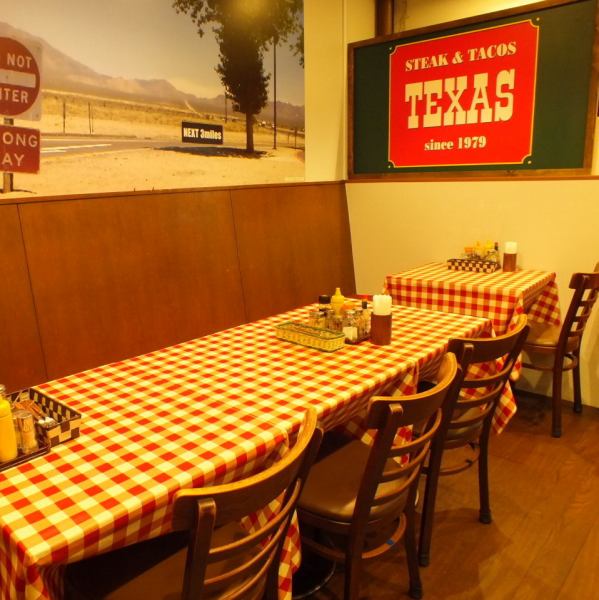 テキサスの雰囲気を盛り込んだ店内。お一人様でも気軽に食事を楽しめ、仲間や友人と楽しく食事をするにもうってつけです！