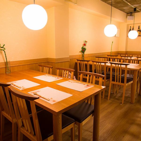 [彻底的防病毒措施◆在木纹餐桌上享用创意日本料理]每天仅限一组，我们将每次引导您进入新的座位。我们彻底消毒座椅并管理员工的健康。这个空间可用于各种场合，例如约会，生日聚会和面对面的会议。