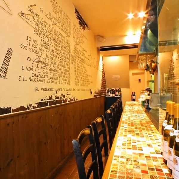 1階はカラフルなタイルが可愛い、調理のライブ感を味わえる特等席。シェフとの会話も弾みます！