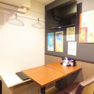 2名様から4名様のお席。水道橋、東京ドーム周辺で少人数の飲み会や仕事帰りの一杯に最適なテーブル席。落ち着いた雰囲気で、おでんや串カツをつまみながらゆったり過ごせます。