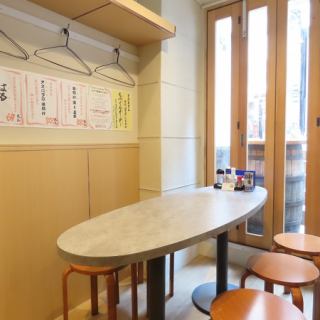 5名様。春や秋はテラスにも。少し広めのテーブル席で、グループ利用にも◎。水道橋、東京ドーム周辺で料理を囲んでわいわい楽しめる居心地の良い空間です。