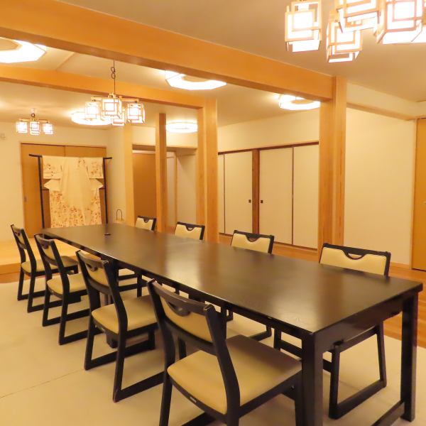 各種ご宴会に対応するため、『相洲楼』では個室を4部屋完備しています。最大で20名様まで入れる広々とした空間は、接待や法事など格式ある席にも最適です。和を基調にした内装で、座った瞬間から落ち着きを感じられる設計。プライバシーをしっかり確保できるため、大事な話を交わすシチュエーションでも安心です。