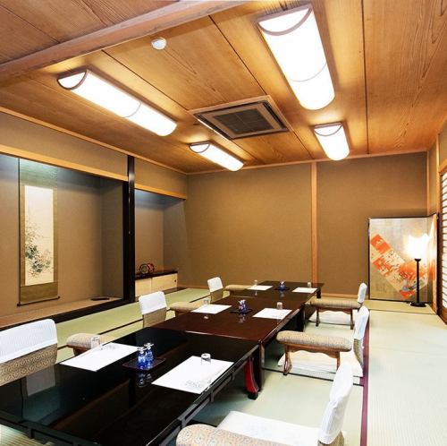 <p>店内は落ち着きと上質感にあふれ、和の趣を活かしたデザインで統一されています。四季を感じられる装飾が窓外に広がり、心地よい時間を過ごせる空間づくりを徹底。アクセスも良好で、近辺からの来店はもちろん、遠方からの訪問や接待利用にも便利です。</p>