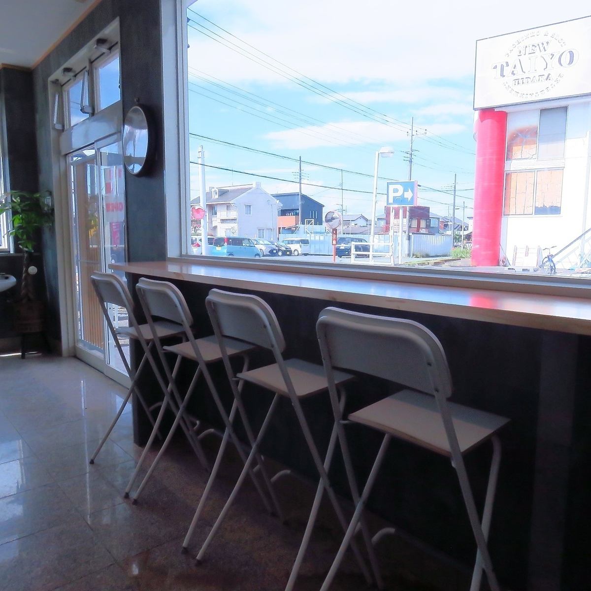 落ち着きのある雰囲気の中で食事をお楽しみくださいませ。