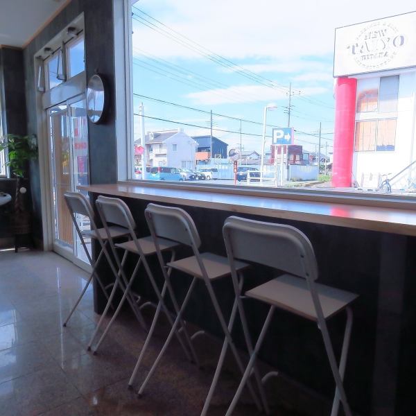 カウンター席は、仕事帰りの一人飲みに最適な場所です。静かな雰囲気の中で、落ち着いて食事とお酒を楽しむことができます。気軽に立ち寄れるので、一日の疲れを癒やすのにぴったりです。リラックスした時間をぜひ当店のカウンターでお楽しみください。