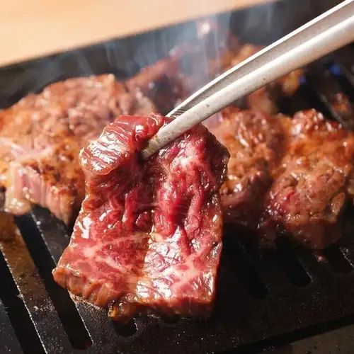 所有午餐套餐均包含米飯、沙拉和湯！您可以選擇中份、大份或特大份米飯。