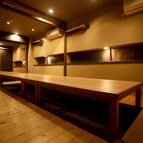 2階には大人数での宴会に最適な広々とした座敷をご用意。最大30名様までの一体感ある宴会が可能です。忘新年会や歓送迎会などの会社行事にぜひご利用ください。掘りごたつ式で足を伸ばしてくつろげるため、長時間の宴会でも快適。フロア貸切のご相談も承っております。