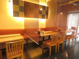 Table seating for 4 people.There is a sofa seat on one side, so it's a seat that makes you want to stay for a long time.