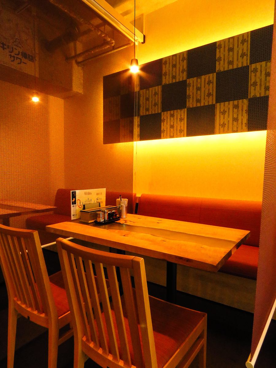 木の温もり溢れた店内で美味しいお酒と料理をお愉しみください