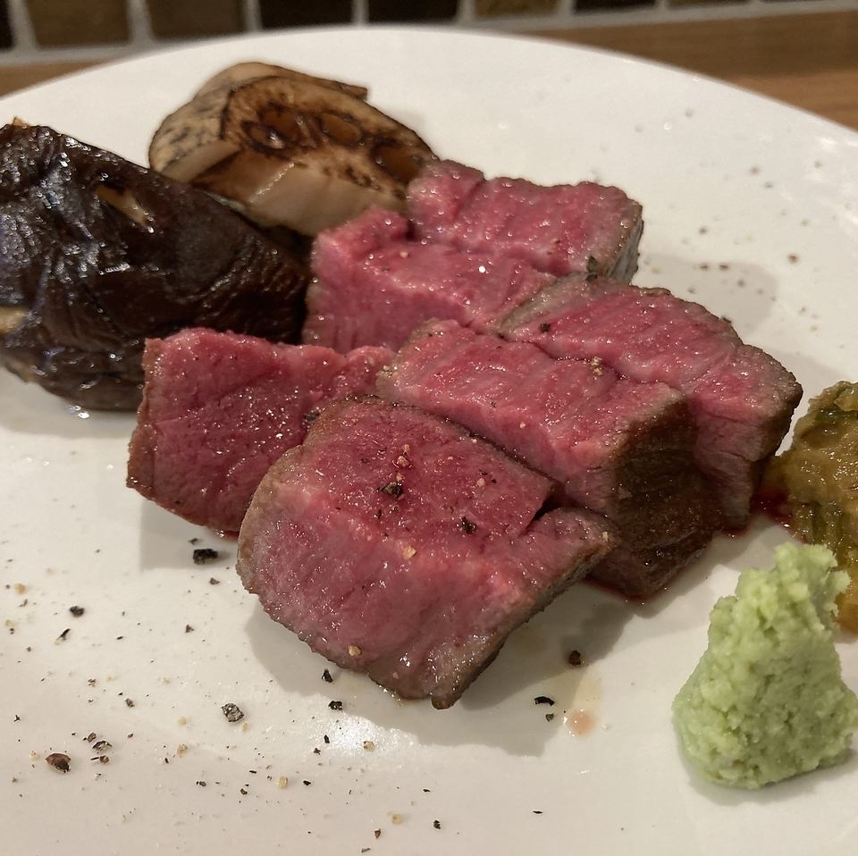 絶品和牛の赤身炭火焼きなど美味しいお肉料理もございます♪
