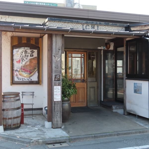 40名様まで対応できる広々とした空間は、会社宴会や気の合う仲間との集まりにぴったり。レイアウトも柔軟に対応できるため、大人数での時間も快適なひと時に◎温かみのある照明と落ち着いたデザインが調和し、居心地良く過ごせる会場として多くのシーンで活用されています。ゆとりある動線で安心★