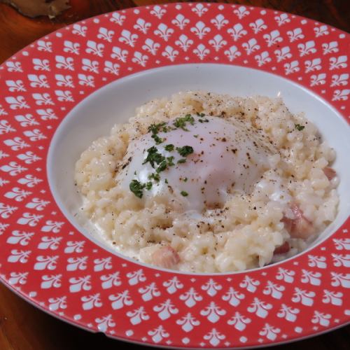 トリュフがふわっと香る【濃厚カルボナーラリゾット】とろ～り優しい味で、お子さまも大好きになる一皿♪