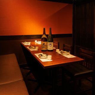 和の趣き溢れる店内は大人の為の落ち着いた雰囲気となっております。2名様でご利用可能なテーブル席は川崎での接待や女子会、合コンなど各種宴会に最適なプライベート個室空間♪お得な宴会コースプランもご予算に合わせて3500円~ご用意。誕生日や記念日にお得なサプライズ特典もご用意しております。