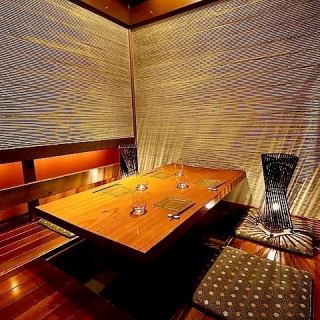 和の趣き溢れる店内は大人の為の落ち着いた雰囲気となっております。4名様でご利用可能なテーブル席は川崎での接待や女子会、合コンなど各種宴会に最適なプライベート個室空間♪お得な宴会コースプランもご予算に合わせて3500円~ご用意。誕生日や記念日にお得なサプライズ特典もご用意しております。