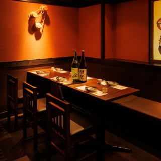 和の趣き溢れる店内は大人の為の落ち着いた雰囲気となっております。10名様までご利用可能な完全個室は川崎での接待や女子会、合コンなど各種宴会に最適なプライベート個室空間♪お得な宴会コースプランもご予算に合わせて3500円~ご用意。誕生日や記念日にお得なサプライズ特典もご用意しております。
