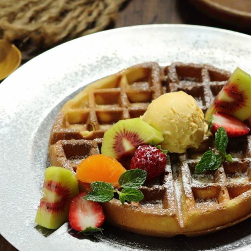 Crispy waffle ice cream topped with seasonal fruits