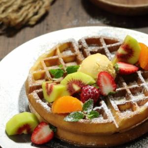 Crispy waffle topped with double ice cream and seasonal fruits