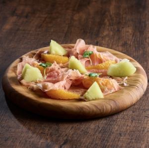 季節のフルーツと切りたて生ハム