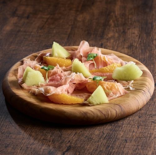 季節のフルーツと切りたて生ハム