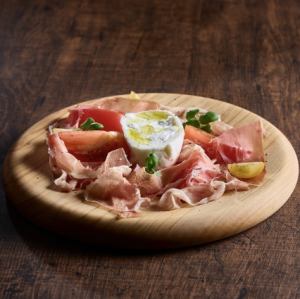 季節のカプレーゼ 生ハム添え