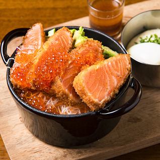 Famous salmon rare cutlet bowl.A hot topic on SNS!