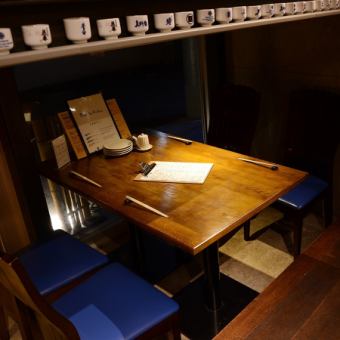 [閣樓下的躺椅桌子]每個桌子都是獨立的，因此您可以像在私人房間一樣使用它