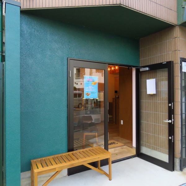 活気あるアメリカンダイナーを彷彿とさせる内装は、程よい喧噪が心地よく、どなたでもリラックスして過ごせます◎お客様同士の物理的な距離が近いテーブル配置で、自然と会話が弾み、賑やかなひとときを演出♪2025年11月に新規オープンする当店で、楽しい時間をお過ごしください！