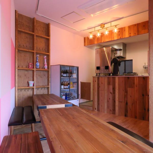 アメリカンスタイルのレストランを思わせる、温かい雰囲気の店内◎お一人様でも気軽に立ち寄れるお席もあり、心地よい賑わいの中で、バリスタのコーヒーやジャンクフードを堪能できます♪お客様の距離が近いアットホームな空間で、素敵な思い出を作りませんか？2025年11月オープンです！