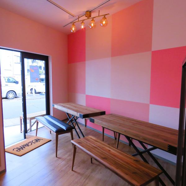 内装は、海外からのお客様もほっと寛げるアメリカンダイナーをイメージ◎英語メニューもご用意しているので、旅の合間にも安心してご利用いただけます♪席の間隔が近く、老若男女、国籍を問わず、自然と交流が生まれる活気ある雰囲気が魅力です！2025年11月のNEW OPENをお楽しみに！