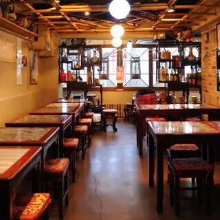 30名様から貸切可能な広々とした店内は、最大42名様まで対応でき、大人数の宴会や会社の集まりにぴったり。テーブル席を組み合わせたレイアウト変更も可能で、シーンに合わせ柔軟に対応。ゆったり過ごせるのも魅力です。