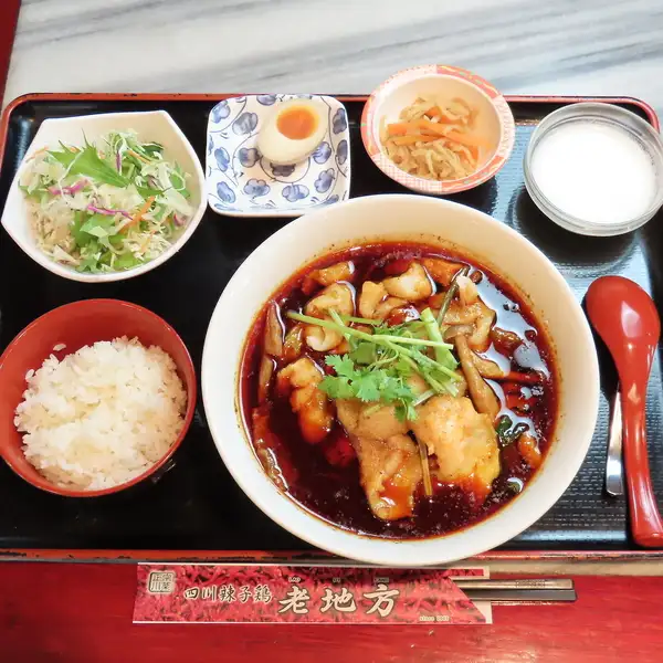 老地方コースで四川料理の定番を満喫、麻婆豆腐や餃子も堪能、香辛料の香りと旨味を楽しむ