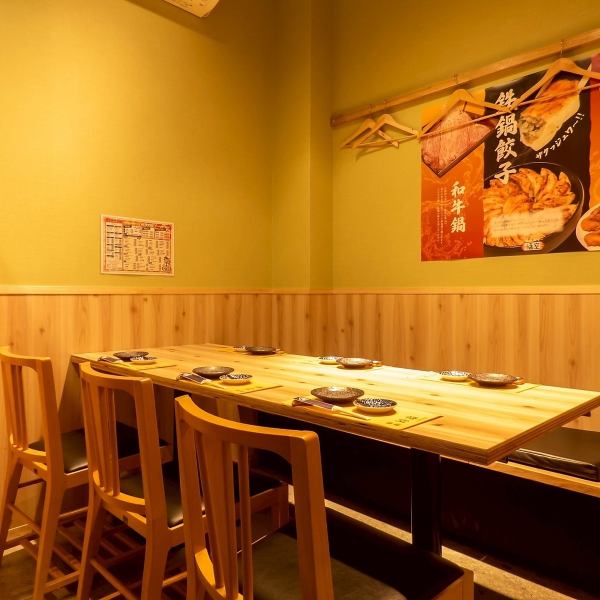 当店は内装にもこだわったオシャレな店内が自慢です♪鉄鍋餃子、和牛鍋はSNS映えすること間違いなしです。女子会だけでなく、デートや会社帰りのサク飲みにもご利用いただけます。