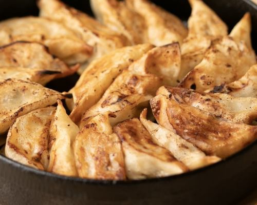 アツアツ!名物鉄板餃子♪