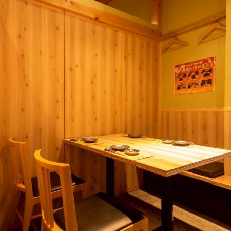 【テーブル席 2~4名様】少人数からグループでのご利用に最適なテーブル席です。友人とのサシ飲みやデート、仕事終わりの飲み会など、幅広くお使いいただけます♪