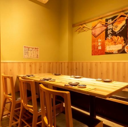 【テーブル席 4~6名様】ゆとりをもって使える6人掛けのテーブル席も2卓ございます。家族連れや友人グループでのお食事にも快適★楽しいひと時をお過ごしください!