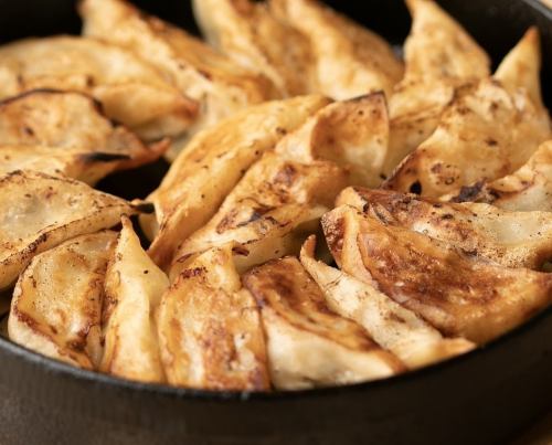 鉄鍋餃子 (小:6個/中:12個/大:18個)