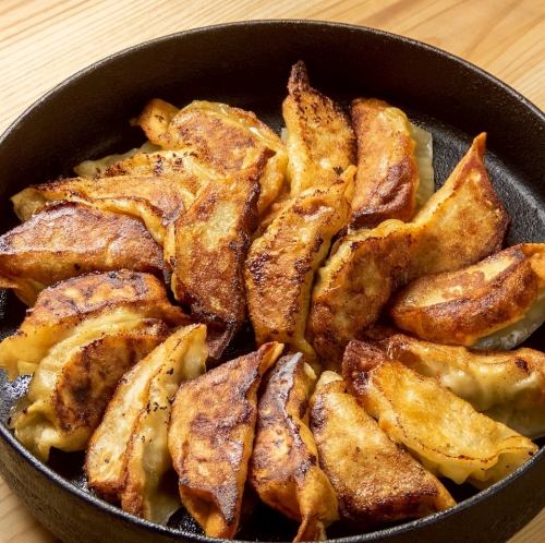 アツアツ!名物鉄板餃子♪