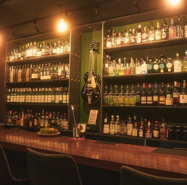 当店の内装は、昭和レトロで懐かしい雰囲気。座席は広々としたスペースで配置され、照明は暖かく、穏やかな雰囲気を醸し出すように調整されているので、お客様がリラックスしてお過ごしいただけるようになっています。