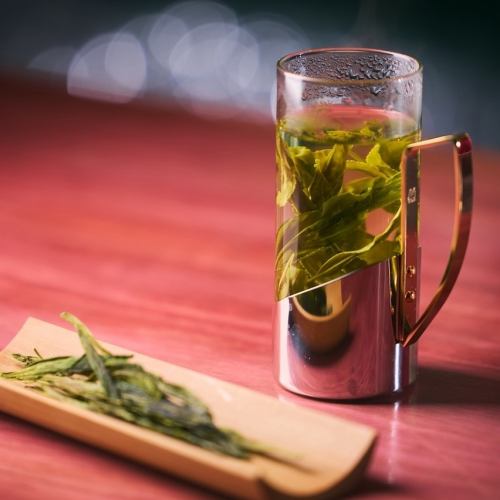 【本格中国茶】現地でしか出会えないような個性をそのままに、一杯ずつ丁寧にご提供します。