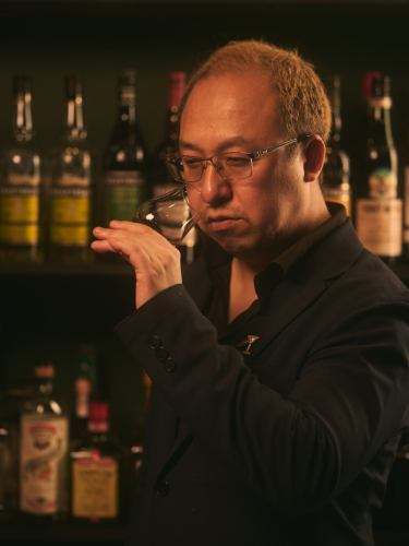 余白の香りを読む。
グラスの向こうに、
ひとつの夜が静かに立ちあがる。
言葉よりも先に、香りが物語をひらく。
それは “技” ではなく、
長い時間に磨かれた “祈り” のようなものだ。
一滴が示す気配を聞き取り、
わずかな温度の揺らぎを抱きとめる。
ーーーーー
Reading the fragrance between the silences.
Before any word is spoken,
a quiet narrative rises from the glass.
Not a display of skill,
but something closer to a long-polished prayer.
Catching the subtle tremor of warmth,
listening to the delicate signs carried by a single drop.
—To place a gentle full stop
at the end of your day, once again.
#bartsuchiya #cocktailbar #mixology #中国茶カクテル #成田カクテル