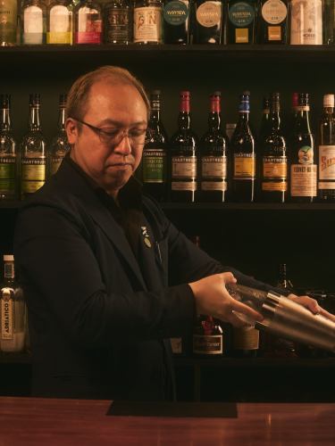 氷がかすかに歌い、
酒がひそやかに応える。
その震えの奥で、
まだ名のない物語が
そっと形を取り始める。
力ではなく、
研ぎ澄まされた静けさが支配する動き。
ひとの孤独も、美しさも、
一筋の光となって結ばれていく。
BAR TSUCHIYA の一杯は、
この短い“ゆらぎ”の瞬間から生まれる。
季節の影さえ、優しく抱き寄せるように。
ーーーー
In his hands,
the night stirs quietly.
Ice sings in a faint whisper,
the spirit answers softly—
and in that subtle trembling,
an unnamed story
begins to take form.
Not force,
but a sharpened stillness rules the motion.
Loneliness and beauty intertwine,
becoming a single thread of light.
At BAR TSUCHIYA, each drink is born
from this brief moment of quiet movement—
as if gathering even the delicate shadows
that lie between the seasons.
#bartsuchiya #cocktailbar #mixology #craftcocktails #中国茶カクテル #成田カクテル #naritabar #japanbar