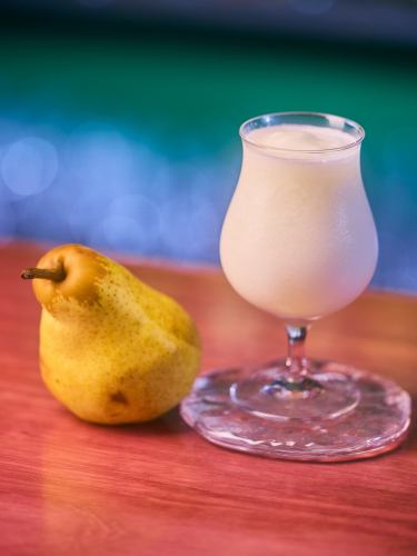 洋梨とブルーチーズインヒューズウォッカのカクテル
Cocktail with Pear and Blue Cheese–Infused Vodka
洋梨とブルーチーズ。
ヨーロッパでは当たり前の組み合わせも、
場所が変われば一杯の驚きになる。
季節はゆっくりとうつろい、
テーブルの上に置かれた洋梨の
可愛らしい輪郭が、
そっと夜の気配をやわらげる。
ブルーチーズのわずかなクセが
甘やかな果実を引き締め、
静かに、しかし確かに世界が変わる。
このカクテルを口に含んだとき、
うっすら雲がかっていた空から
ひとつ、星がのぞく。
ほんの一瞬の光のような一杯を。
ーーー
Pear and blue cheese.
A familiar pairing in Europe—
yet in another place, it becomes a quiet surprise in a glass.
The season shifts softly,
and the gentle shape of a pear on the counter
seems to ease the night itself.
A hint of blue cheese sharpens
the sweetness of the fruit,
and the world tilts—just a little.
With the first sip,
a star peeks through
the thin veil of clouds overhead.
A fleeting light, held for a moment in your hands.
#bartsuchiya #cocktailbar #mixology #craftcocktails #中国茶カクテル #成田カクテル #naritabar #japanbar