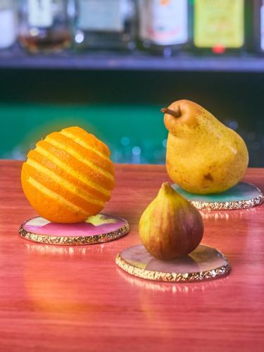 廚房檯面上的小宇宙。

柑橘類水果像星星一樣閃閃發光，
梨子沿著靜謐的軌道運行，
無花果是重心，它會自然成熟。

雖然它們相距遙遠，
它們之間透過一種無形的力量連結在一起。

雞尾酒也是如此。
這些材料原本是孤獨的，但當它們結合在一起時，
它變成了一個恆星系統。

今晚我們該從哪個星球開始我們的旅程？

⸻

A small universe on the bar counter.

The citrus shines like a star,
the pear traces a quiet orbit,
the fig rests at the center, heavy with gravity.

They stand apart,
yet are bound by invisible forces.

A cocktail is the same.
每一種成分都是獨立的——
until alignment creates a solar system.

So,
which planet shall we visit tonight?

#bartsuchiya #雞尾酒吧 #調酒 #中式茶雞尾酒 #成田雞尾酒