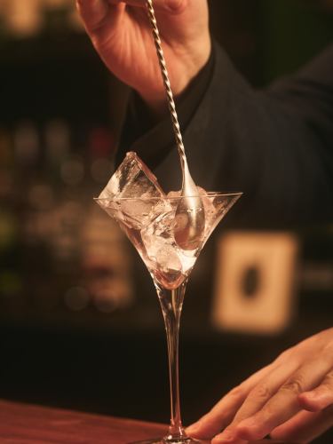 所有溫度都相同。
這就是他們能夠和平共處的原因。

倒入雞尾酒杯
一種被稱為透明的短暫光暈。

在一個瞬息萬變、永不完美的世界裡，
但即便如此，我還是想牽著你的手
它繼續在一個較小的軌道上旋轉。

太空其實不遙遠。
現在它也掌握在你手中了。

⸻

Align every temperature into one.
Only then does harmony quietly emerge.

A fleeting brilliance called transparency,
resting for a moment inside a cocktail glass.

In a world that is never complete, always shifting,
it keeps tracing a small orbit
just to meet your hand.

The universe is never far away.
It is already there,
in the palm of your hand.

#bartsuchiya #雞尾酒吧 #調酒 #中式茶雞尾酒 #成田雞尾酒