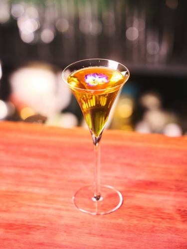 ジンと白茶が出会うとき、
そこにはボタニカルを超えた
悠久の香りと、深いコクが生まれる。

華はひらき、
人々の気配はやがて舞となり、
そして静まる。

深淵。

美は一度、輪郭を現し、
また、静かに枯れ落ちていく。

輪廻の際に、
ただ一雫を。

When gin meets white tea,
there emerges a fragrance beyond botanicals—
ancient, lingering, and deep.

Flowers bloom,
the presence of people turns into a quiet dance,
and then, gently fades.

A deep abyss.

Beauty reveals its form,
only to wither away once more.

At the edge of the cycle,
just a single drop.

#bartsuchiya #cocktailbar #mixology  #中国茶カクテル #成田カクテル