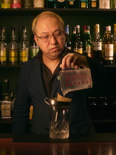 우주에 가지 않고,
인류는 우주를 이해하는 방법을 얻었다.

깃털을 버리고,
관측과 계산,
약간의 용기를 택한 결과다.

술의 세계도 마찬가지다.
거칠기를 힘으로 나사 씌우는 것이 아니라,
구조를 읽고 여분을 헹구십시오.

워시.

과거에는 마시기 쉬움을 위한 지혜였던 기술이,
이제는 맛의 윤곽을 재설계하는 방법론으로 진화했다.

유리 안에 퍼지는 것은
작지만 확실한 우주.

오래된 기술은
언제라도 새로운 창조의 입구가 된다.

ーーー

Humanity learned to understand the universe
without ever leaving the ground.

By discarding its wings,
it chose observation, calculation,
and a quiet kind of courage.

The world of spirits followed the same path.
Not by overpowering roughness,
but by reading structure
and washing away what is unnecessary.

Wash.

Once a technique to tame harsh spirits,
it has evolved into a method
to redesign flavor itself.

What unfolds in the glass
is a small, deliberate universe.

Old techniques
are often the doorway to new creation.

#bartsuchiya #cocktailbar #mixology #중국차 칵테일 #나리타 칵테일