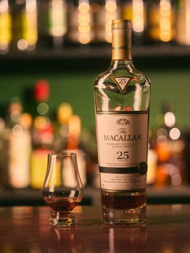 超越時間，
這裡剛剛收到了一件東西。

它不是一個名字，
既無價值也無
一片漫長的沉默。

某人的眼淚，
某人的壽命
一個有人悄無聲息死去的夜晚。

它們仍未被提及，
團團，
我到達了這裡。

它沉到了玻璃杯底部。
這不是25年的時間跨度。
那些無法觸及的情感，
這是一個清晰的迴響。

麥卡倫25週年。

我喝完的那一刻，
一切都成為過去了。
但過去
它並非丟失之物。

今晚，在這裡，
還有一件事，
一段美好的過去就此誕生。

ーーーー

Something has arrived here,
crossing time itself,
only now.

It is neither a name
nor a value,
but a long mass of silence.

Tears once shed by someone,
a life fully lived,
a night in which someone quietly died.

Unspoken,
they circle and return,
until they reach this place.

What rests at the bottom of the glass
is not twenty-five years of age.
It is the clear resonance
of emotions never touched.

Macallan 25 Years Old.

The moment it is finished,
it becomes the past.
Yet the past
is not something that disappears.

Here, tonight,
another beautiful past
is being born.

#bartsuchiya #雞尾酒吧 #調酒 #中式茶雞尾酒 #成田雞尾酒