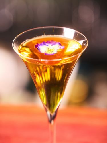 當杜松子酒和白茶相遇，
植物學之外還有更深層的東西。
它能營造出永恆的香氣和濃鬱的質感。

花兒盛開了，
人們的出現很快就變成了一種舞蹈，
然後，一切安靜了下來。

深淵。

美一旦露出其輪廓，
它悄無聲息地枯萎了。

在輪迴轉世的過程中，
只需一滴。

When gin meets white tea,
一種超越植物香調的香氣浮現出來——
ancient, lingering, and deep.

Flowers bloom,
the presence of people turns into a quiet dance,
and then, gently fades.

A deep abyss.

Beauty reveals its form,
only to wither away once more.

At the edge of the cycle,
just a single drop.

#bartsuchiya #雞尾酒吧 #調酒 #中式茶雞尾酒 #成田雞尾酒